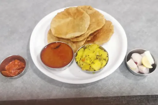 5 Puri With Bhaji