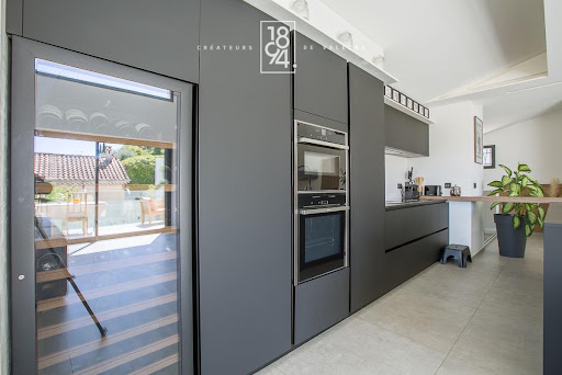 Modern kitchen with integrated dark cabinets - Buy this luxury villa in Allauch, 5 rooms, 4 bedrooms