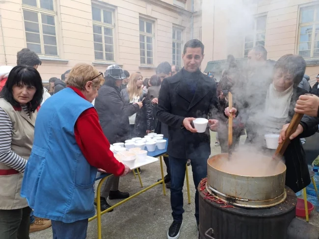 Profesori niške gimnazije kuvali pasulj za đake, studente i kolege i pozvali sve da se opasulje