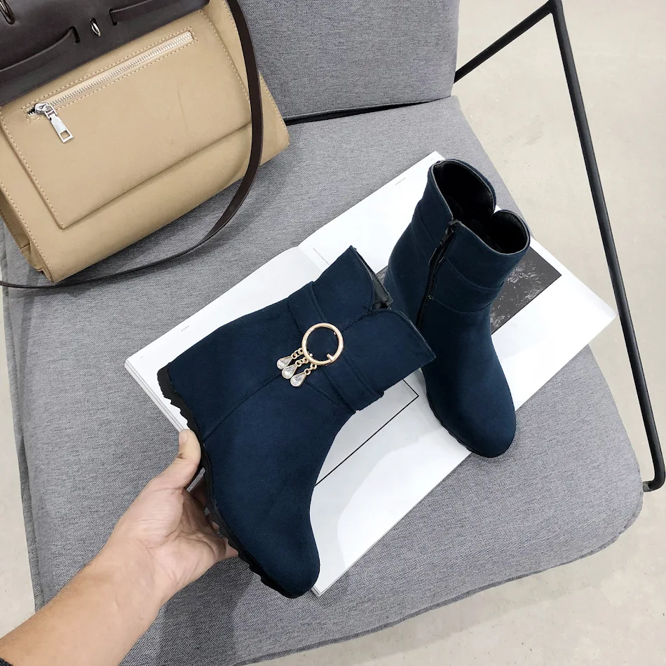 Botas cortas de invierno para mujer con cuña y punta redonda con flecos. Comodidad y estilo para el frío, perfectas para lucir a la moda.