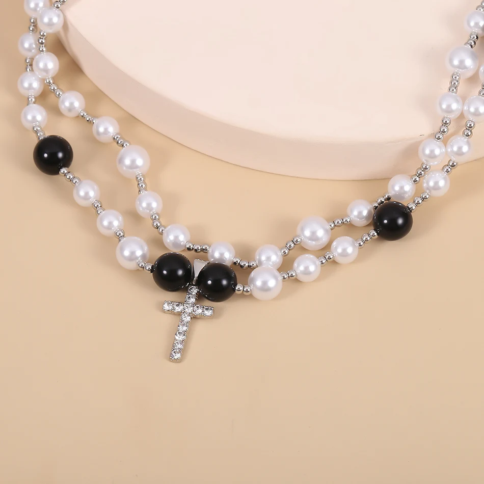 Parelketting met kruis hanger, een elegant sieraad voor dagelijks gebruik. Perfect cadeau met een religieuze betekenis, een symbool van geloof.
