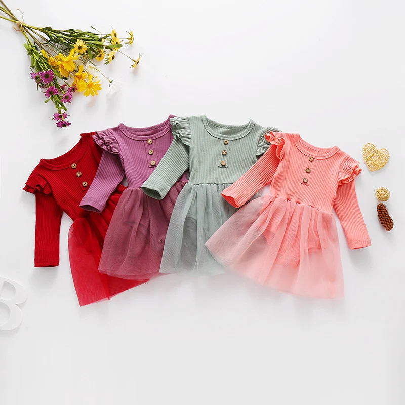 Meisjes romper met driehoek zoom. Speelcomfort en stijl in één. Perfect voor spelen en meer. Gemakkelijk te dragen en charmant. Een must-have.