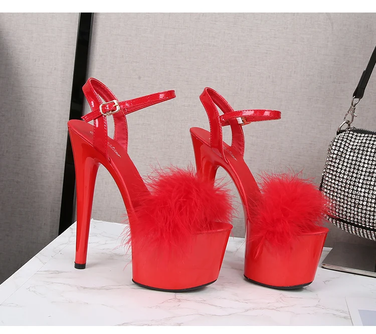 Sandales à plateforme stilettos en cuir verni, talons hauts en fourrure pour une allure élégante et audacieuse, parfaites pour toutes les occasions.