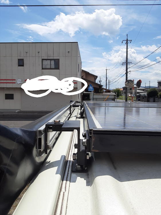 NV350キャラバンの汎用サイドオーニング取り付け・設計ミス！？・スライドドア挟み込み・かさ上げに関するカスタム事例の投稿画像2枚目