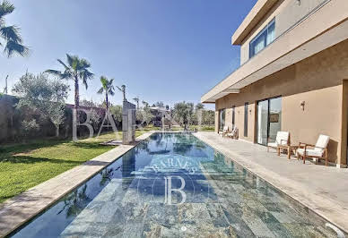 Villa with pool and garden 2