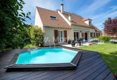 Maison avec piscine et jardin 10