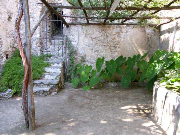 CANCELLO NEL CHIOSTRO di r.brescia