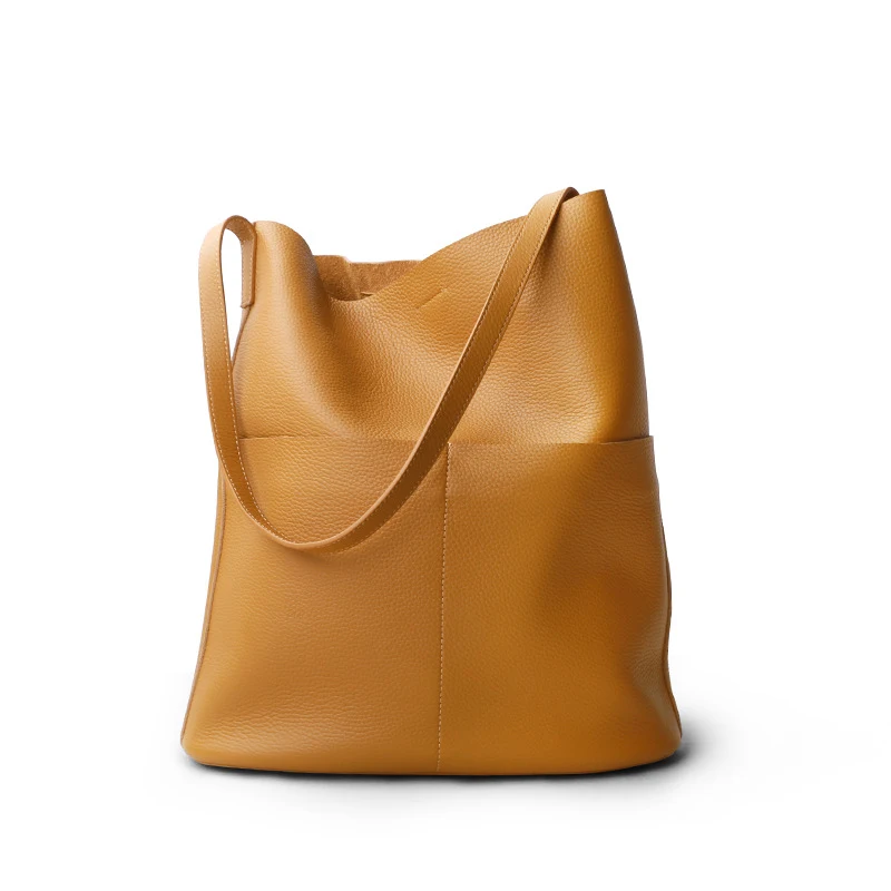 Eenvoudige schoudertas van eersteklas eiken rundleer. Duurzame en praktische tas voor dagelijks gebruik, ideaal voor een minimalistische stijl.