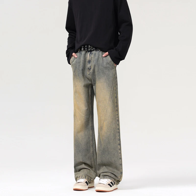 Amerikanische Retro-Jeans im Used-Look, gelb schlammgefärbt und dekonstruiert. Einzigartiger Vintage-Stil für jeden Tag.