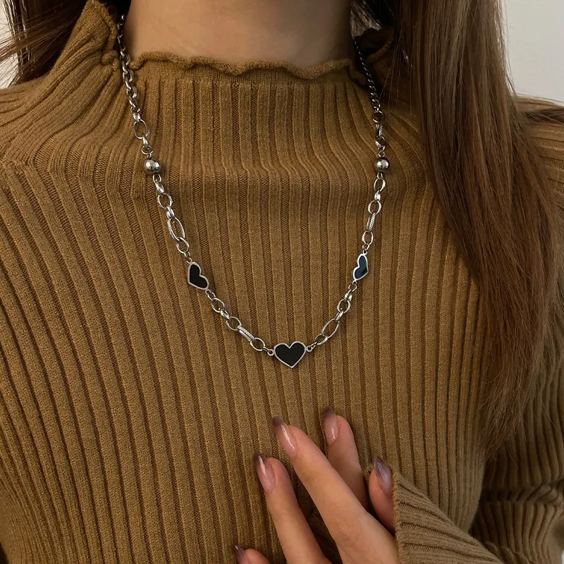 Titanium stalen zwarte hart ketting dames High-grade Ins Hip Hop Stijlvol sieraad voor een edgy en trendy uitstraling.