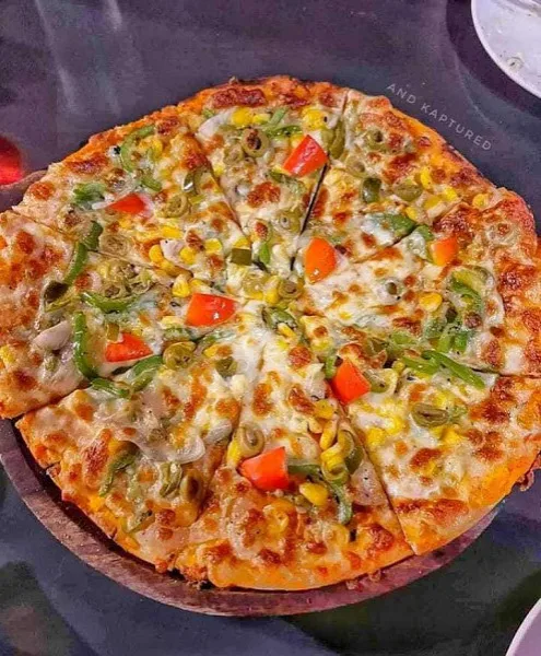 Veggie Supreme Pizza [Medium 6 Slice ]