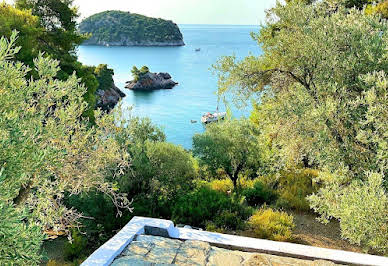 Propriété en bord de mer avec jardin 3