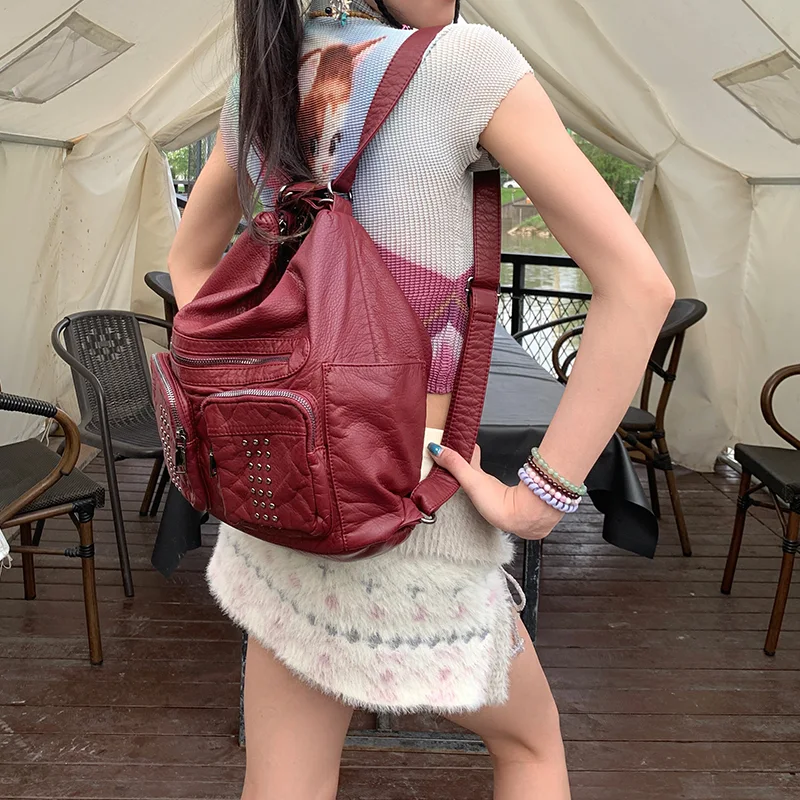 Sac à dos en cuir souple avec rivets pour le commuting. Confortable et élégant, parfait pour transporter vos essentiels quotidiens.
