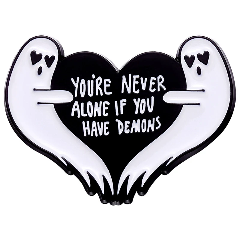 Fantôme blanc d'Halloween européen et américain avec badge d'amour Un accessoire charmant pour célébrer l'amour et la fête avec style.