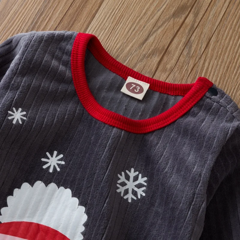 Body enfant en flanelle motif bonhomme de neige de dessin animé, combinaison de maison douce et chaude, pyjama idéal pour les soirées d'hiver.