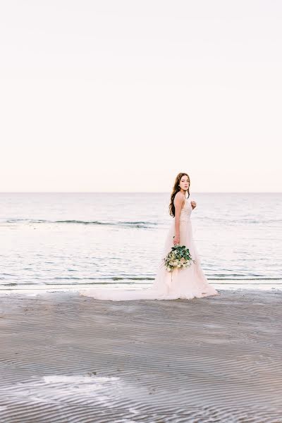 Wedding photographer Tiara Loewen (tiaranicolephoto). Photo of 15 April 2020