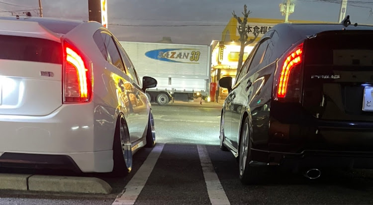 プリウスのzvw30・ツーショット撮影に関するカスタム事例の投稿画像1枚目