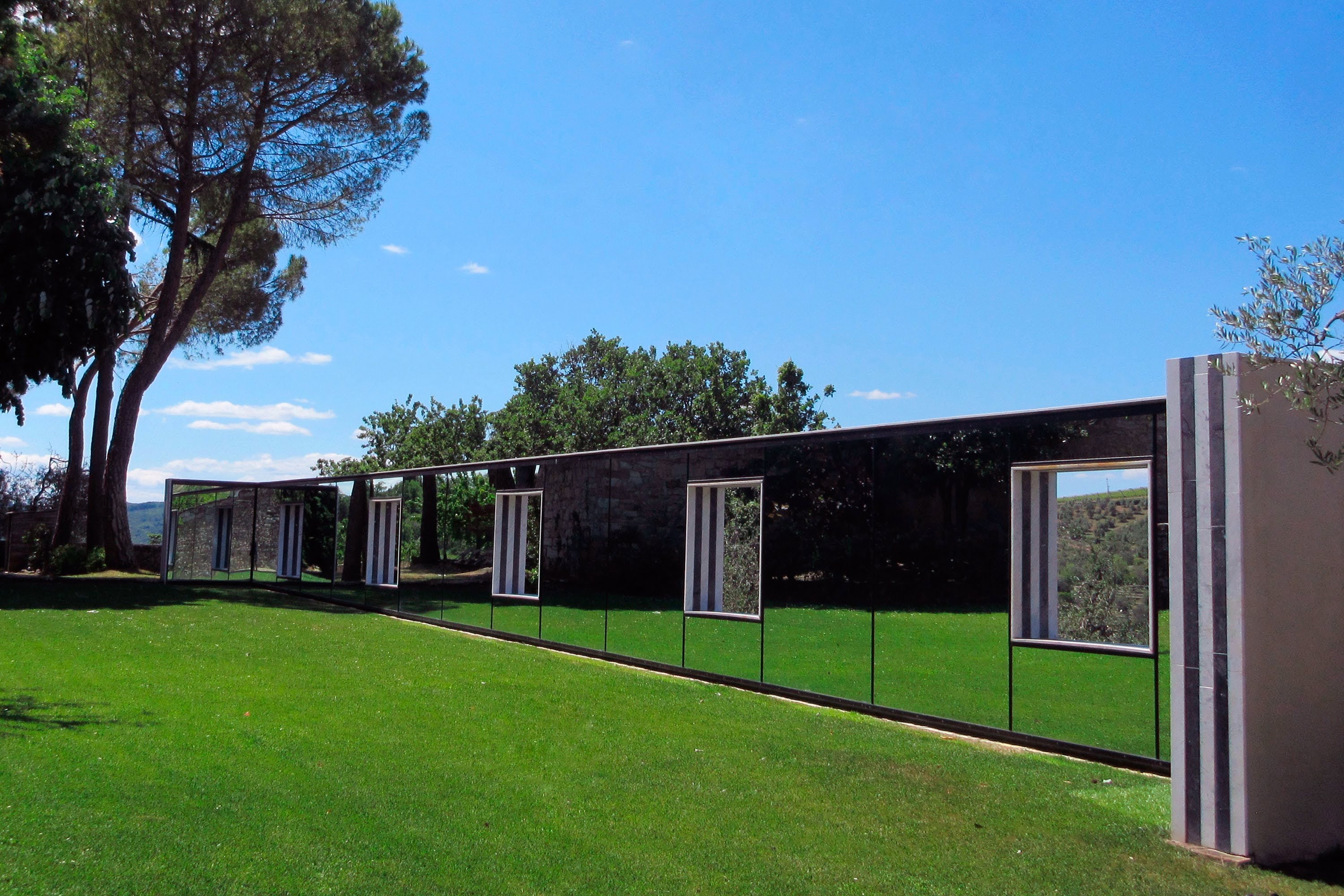 Daniel Buren, Sulle Vigne: punti di vista, l'immagine simbolo del Castello di Ama, Gaiole in Chianti