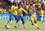 Motjeka Madisha of Mamelodi Sundowns challenged by Leonardo Castro of Kaizer Chiefs during the Absa Premiership 2019/20 match between Mamelodi Sundowns and Kaizer Chiefs at Loftus Versfeld, Johannesburg, on 27 October 2019.