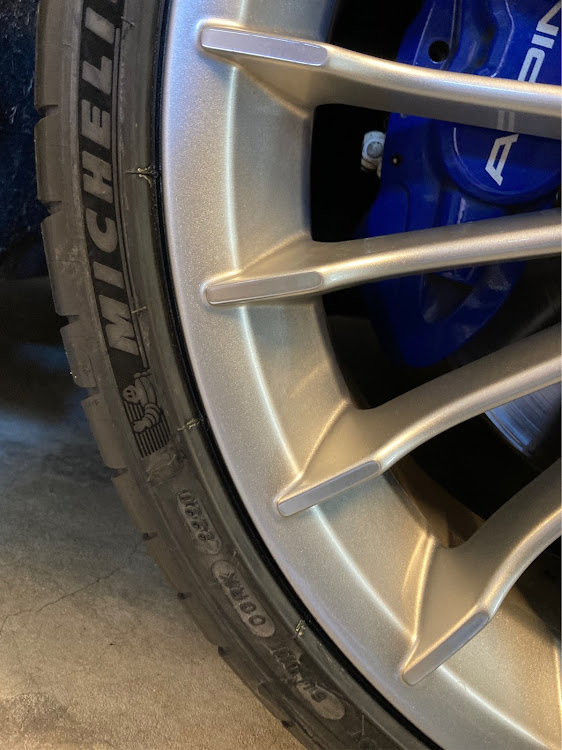 B3 BiTurbo リムジンのタイヤ交換完了・MICHELIN PILOT SPORT 4S・サンライズブルバード千駄木に関するカスタム事例の投稿画像5枚目