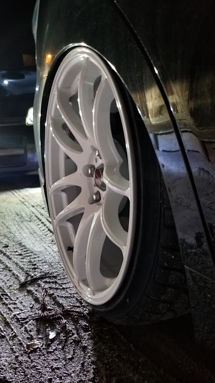 プリウスαのDIY・ホイール交換・車高調整に関するカスタム事例の投稿画像1枚目