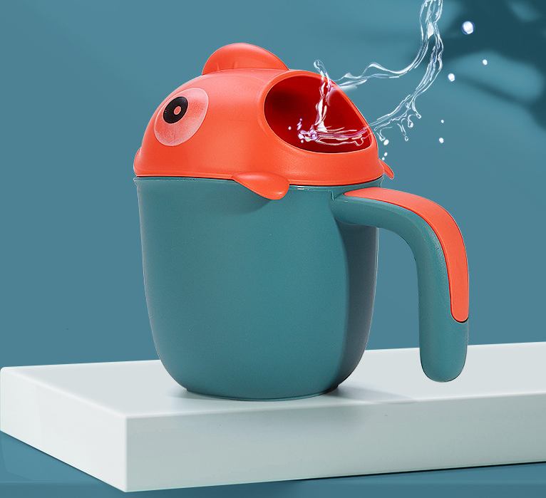 Louche à eau et gobelet shampooing pour bébé et enfant. Facile à utiliser, verse en douceur, parfait pour laver et rincer les cheveux.