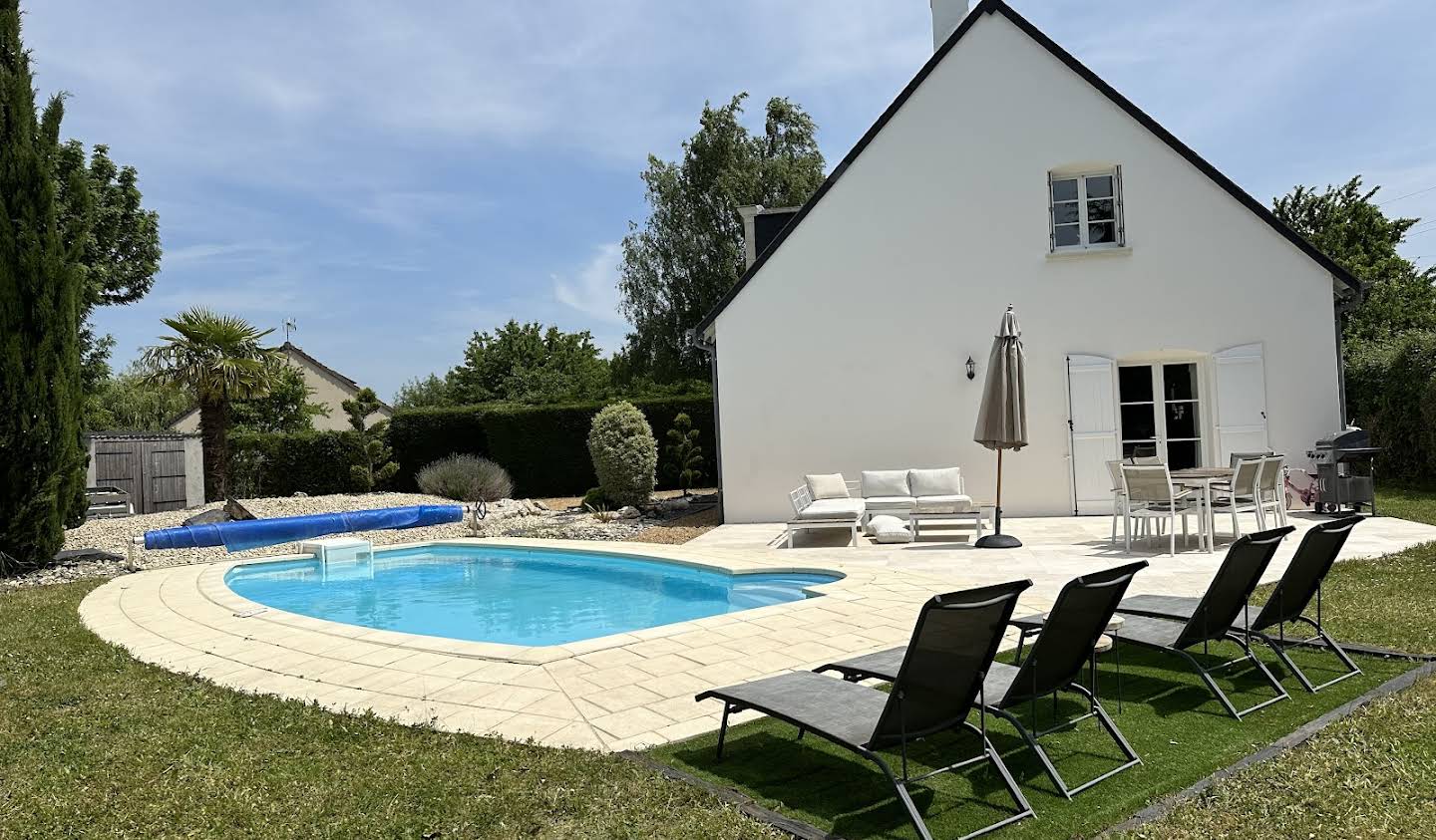 Maison contemporaine avec piscine et jardin Larçay