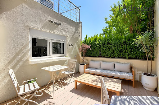 vente Maison de luxe à Suresnes (92150) - Terrasse avec salon de jardin et verdure