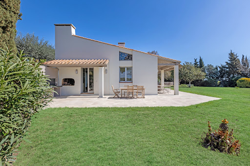 Villa with pool and garden 2