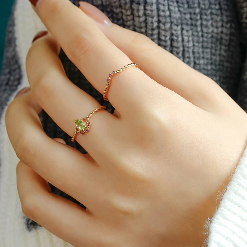 Japanse Retro Stijl Natuurlijke Olivijn Ring. Elegante vintage look, unieke groene steen. Perfect cadeau voor haar, tijdloos design, een sieraad.
