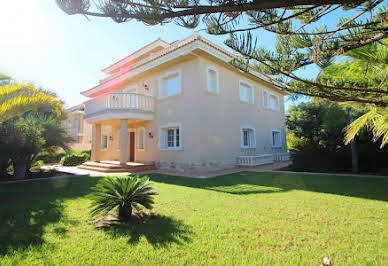 Villa avec piscine et terrasse 2