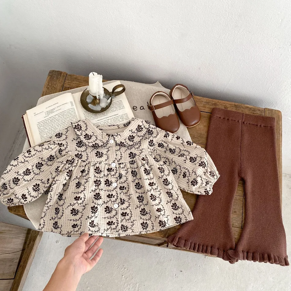 Pantalon évasé brossé pour bébé fille, idéal pour les loisirs. Confortable et doux, parfait pour jouer et se détendre. Style et liberté garantis.