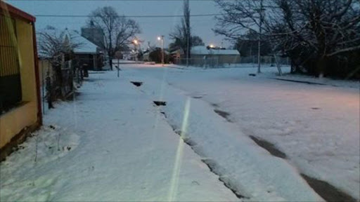 Elliot Eastern cape this morning and still snowing -Corwin CoCo Williamson Picture Credit: Snow Report SA@SnowReportSA