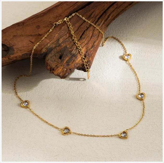 Lange damesketting met een hanger van een legering met drie liefdestoefjes. Een stijlvol sieraad voor een elegante uitstraling.