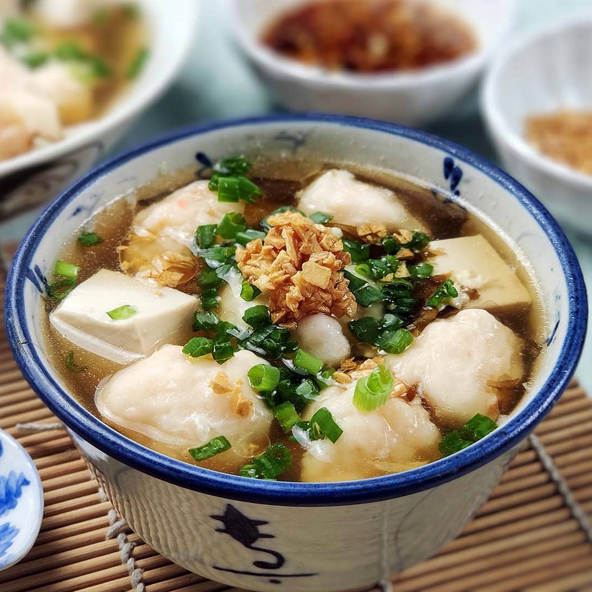 The instruction how to make Shrimp Balls Seaweed Tofu Soup.