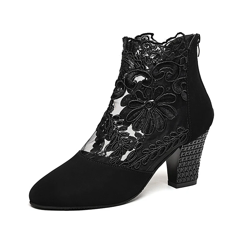 Sandálias femininas com salto grosso, renda e tela mesh, oferecendo elegância e conforto, perfeitas para um visual moderno e charmoso.