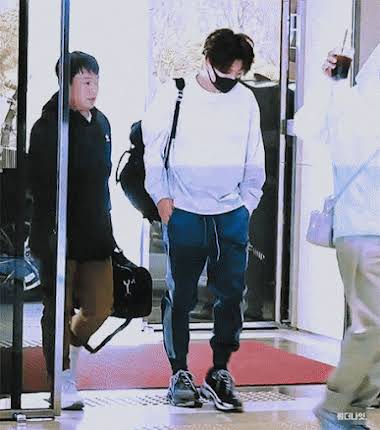Here's Top 3 Airport Outfits That Express BTS Jungkook's Fashion Style To A  Tee - Koreaboo