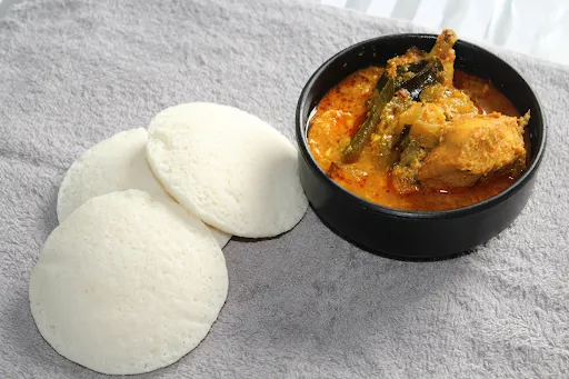 3 Idli With Chicken Curry
