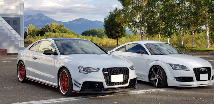 RS5 クーペのツーリング楽しい😊・お付き合いありがとうございました🙇・泥んこまみれ😱・途中で洗車🤣・エロじゃないよアートだよ🤣に関するカスタム事例の投稿画像1枚目