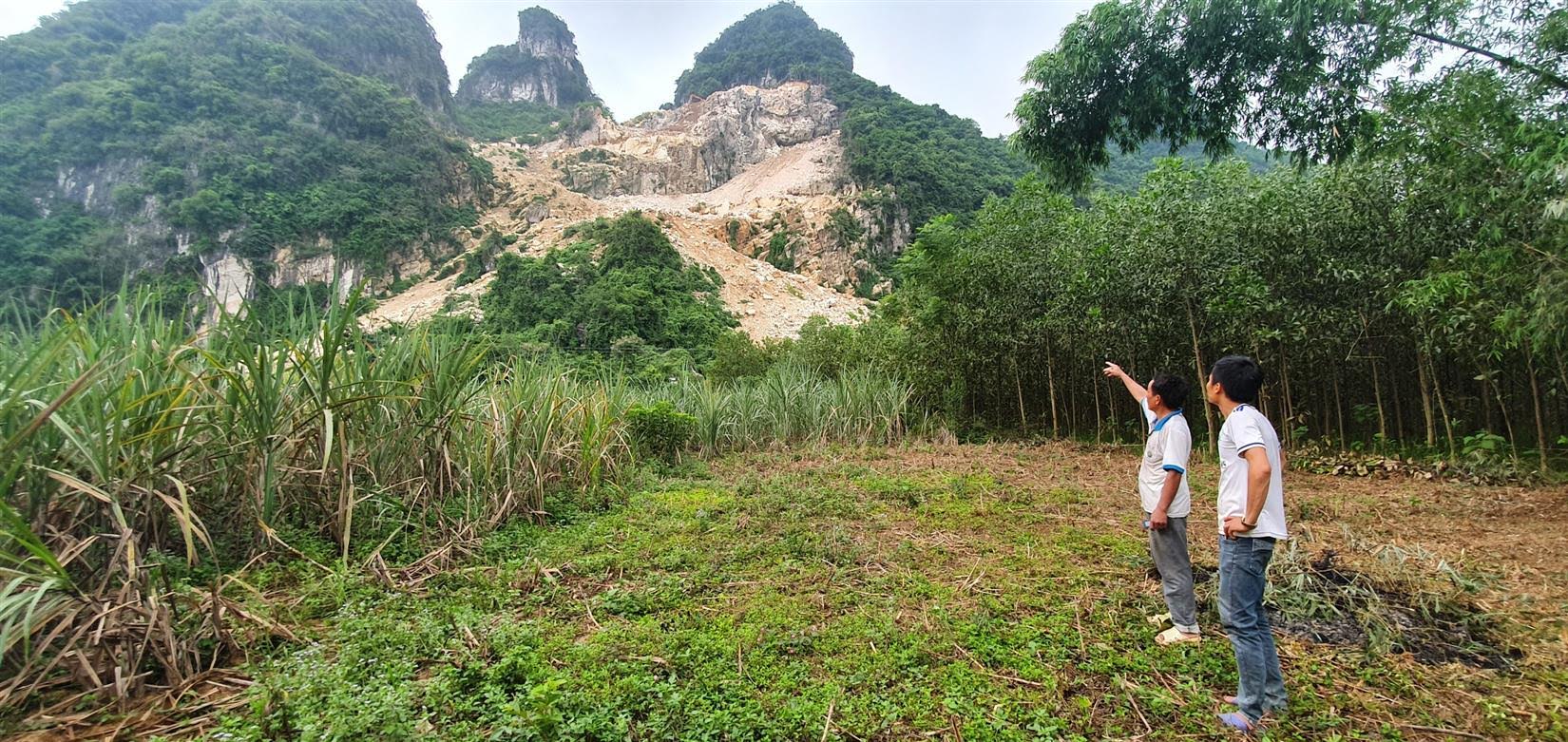 Mỏ đá Lèn Bục cách khu dân không xa, phía dưới lèn có hơn 20 hộ dân đang sinh sống, sản xuất