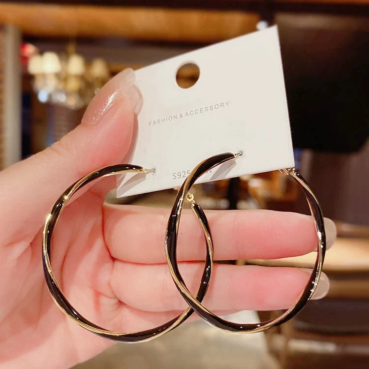 Boucles d'oreilles femme design goutte spirale rondes, un accessoire élégant et tendance pour sublimer votre style et votre féminité.