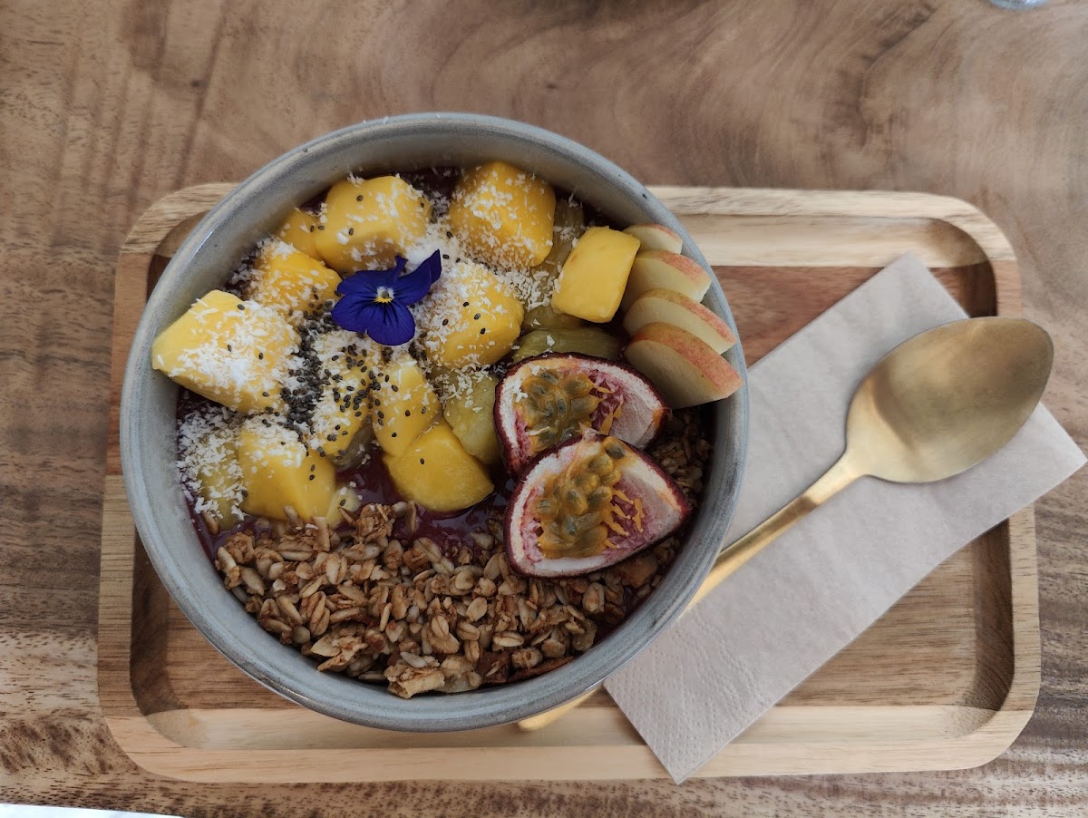 Tropical açai bowl