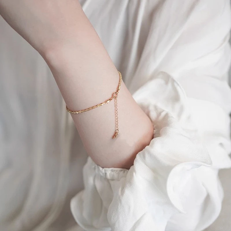 Pulseira feminina de design minimalista de luxo leve com brilho cintilante, adicionando um toque de sofisticação e elegância ao seu visual.