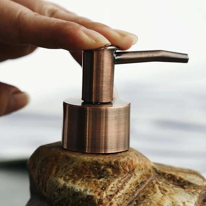 Keramische Retro Stone zeepdispenser voor de badkamer of keuken. Stijlvol design met vintage uitstraling. Gemakkelijk in gebruik.