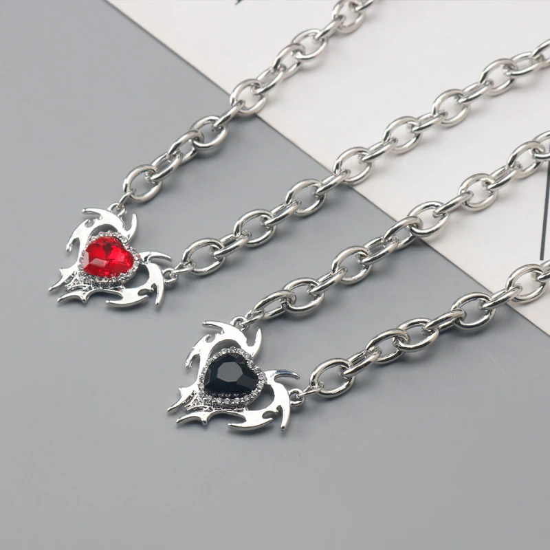 Collier avec pendentif Dark Little Devil Love orné de diamants, un bijou audacieux et charmant, idéal pour exprimer votre amour avec une touche rebelle.