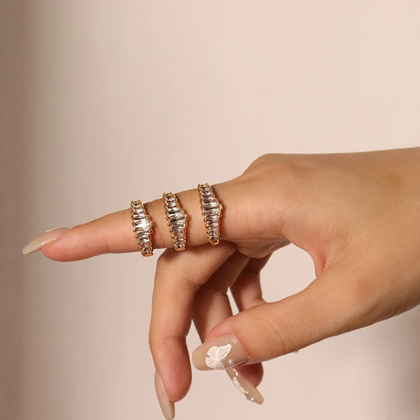 Ongelijke rechthoekige zirkonia ring voor dames. Stijlvolle damesring, ideaal voor dagelijks gebruik en speciale gelegenheden. Schitterend design.