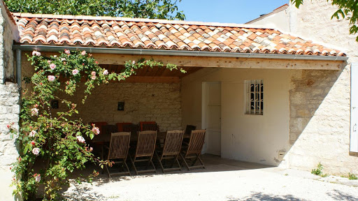 La Fermette gîte 3 étoiles à Surgères près de La Rochelle la terrasse abritée pour des moments de convivialité