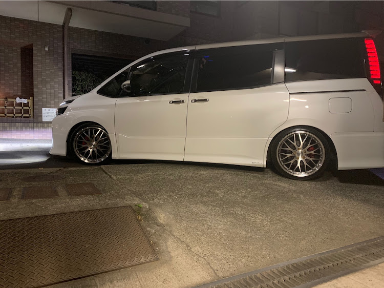 ヴォクシーの車高調整・扁平率・35扁平に関するカスタム事例の投稿画像1枚目
