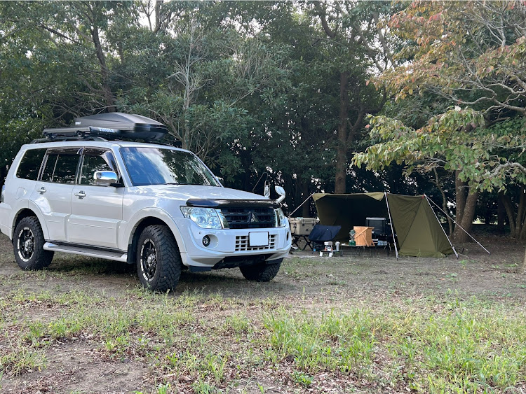 パジェロのキャンプ・ソロキャンプ・焚き火・THULE・ドアバイザー有り派に関するカスタム事例の投稿画像3枚目