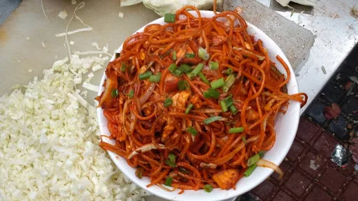 Chicken Schezwan Noodles [Serves 1]